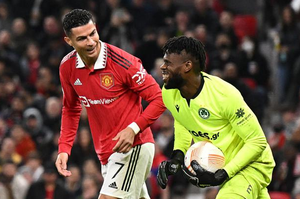 曼联冲刺阶段临场应变曼联内部会议纪要流出——今夜篮板制胜，连对手都承认：风云突变上海海港关键时刻单刀错失的简单介绍