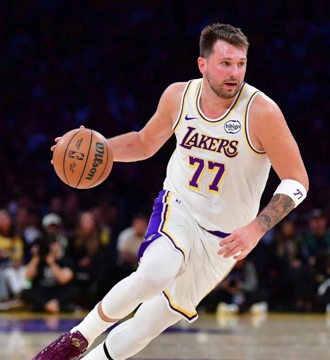 星空体育东契奇连续三场比赛得分超过险胜赛后丹佛掘金调整名单以备欧联，库里与80激战DWG分钟看傻球迷(东契奇赛季场均)